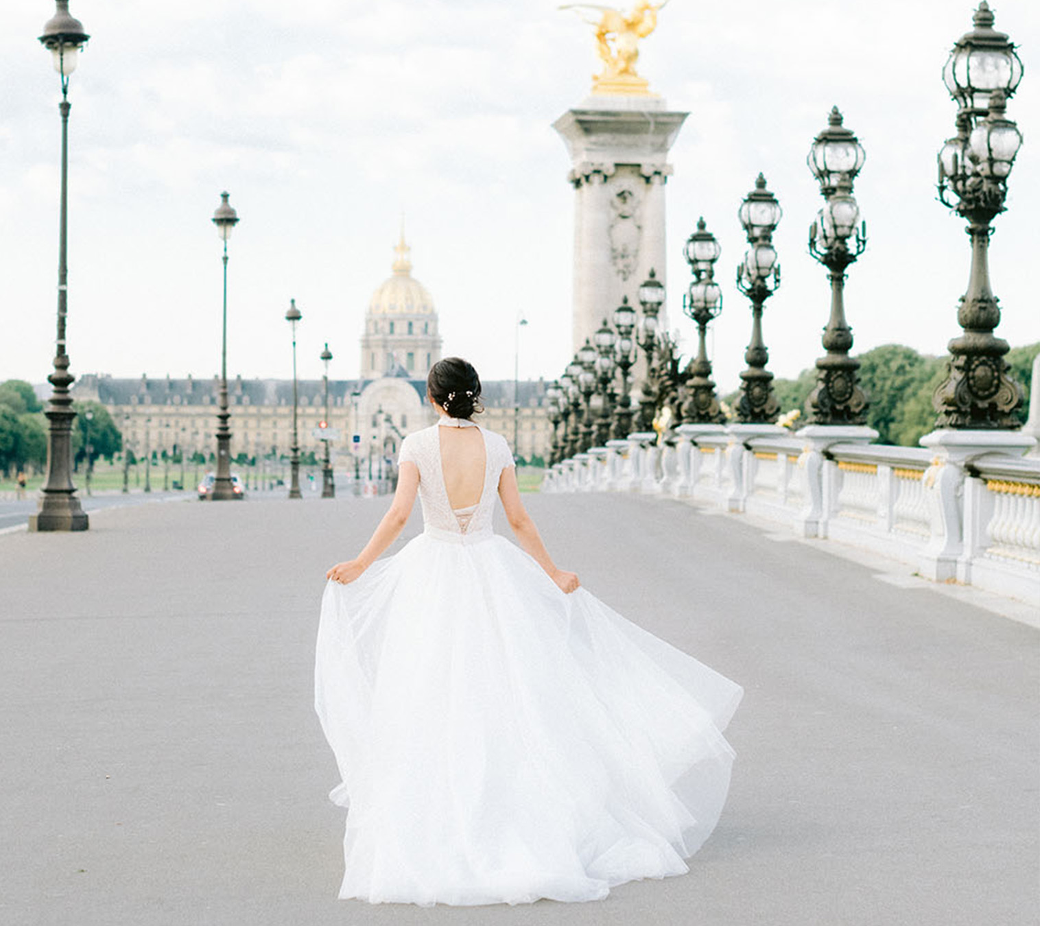 a bride run on the bridge alexander 3 for a photoshoot in paris